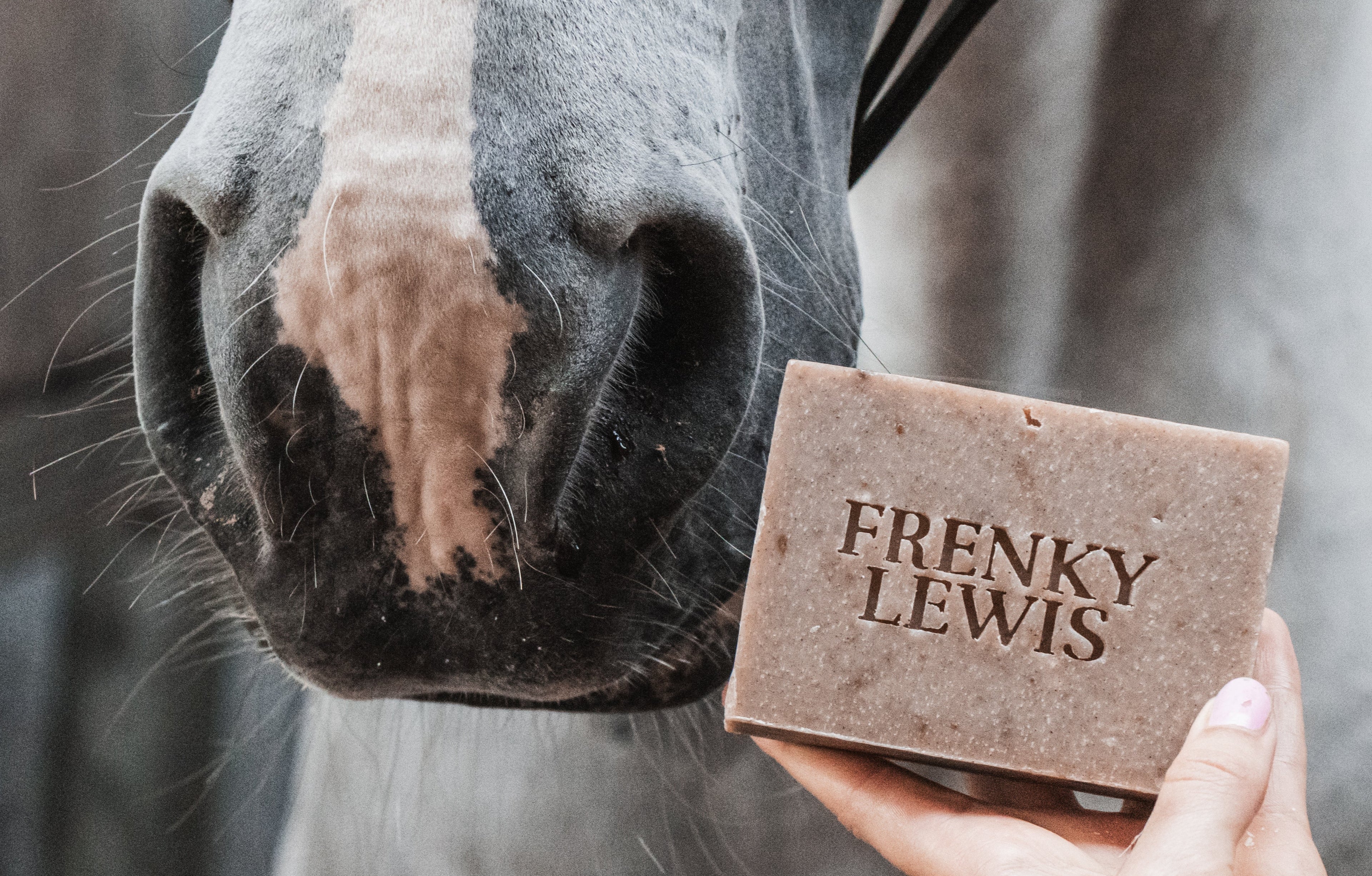 Horse Soap Paardenshampoo Bars - Luxe, natuurlijke verzorging voor je paard. * Premium
* 100% natuurlijke paardenshampoo * Diervriendelijk * Plasticvrij * Handgemaakt in een sociale werkplaats * Nederlands product